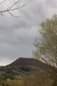 春天复活节德国南部山区景观的雷雨