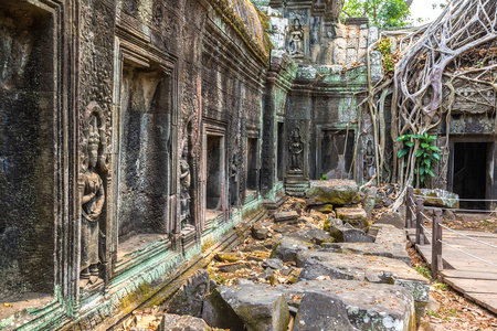 塔塔普伦寺遗址是高棉古庙在复杂的吴哥窟, 柬埔寨在夏季的一天