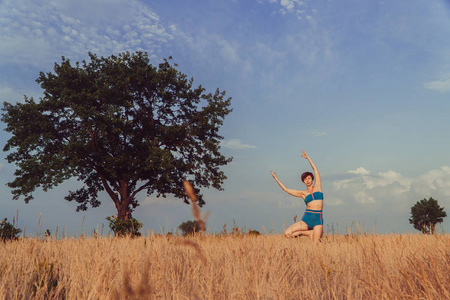 瑜伽。在自然领域的女孩练习瑜伽