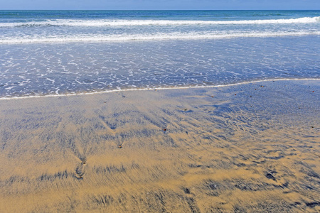 加利福尼亚圣迭戈海岸海滩上的海滩上五颜六色的沙子和水