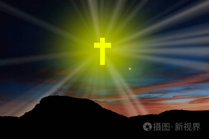 天空中的一个黄色十字架, 在山上有光线, 西班牙