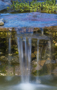 水从一个景观梯级和池塘