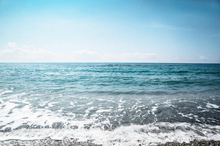 石头在海边。蔚蓝大海的丝质波浪。夏季海滩背景。意大利, 德国