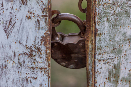 挂锁是可携带的锁, 可以通过一个开口 如链链或搭扣钉 来防止使用盗窃破坏或伤害。