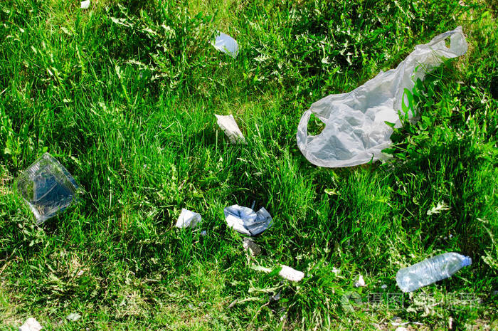 垃圾散落在青草上