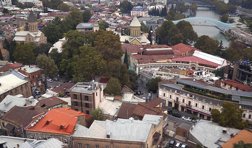格鲁吉亚首都第比利斯鸟图。第比利斯全景 viev, 市中心和和平桥梁