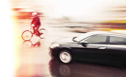 交通事故。危险城市交通情况与自行车和汽车在运动模糊和颜色转移