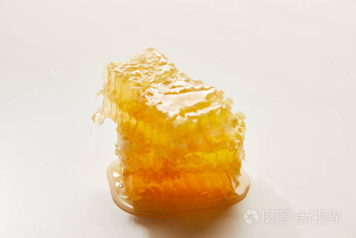 白色背景下天然蜂蜡的特写图