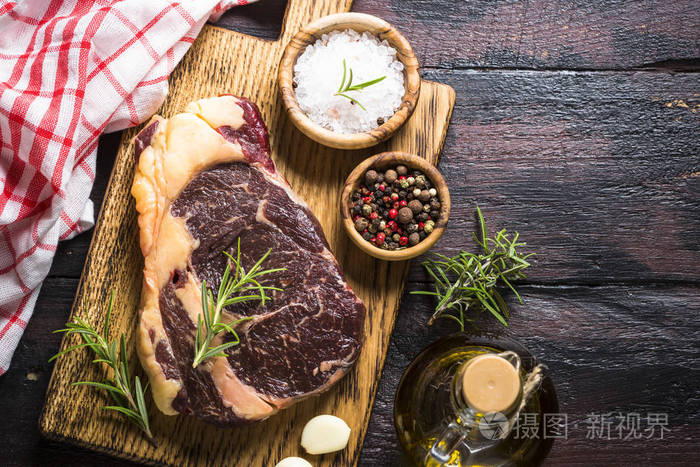 肋眼牛排配香草和香料顶部视图
