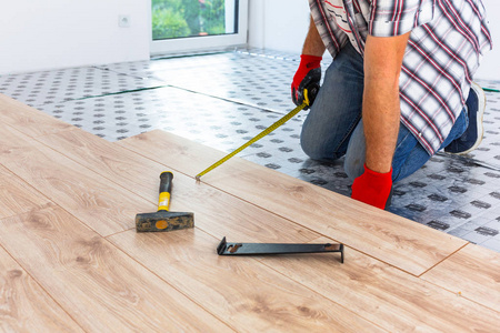 安装新木地板的杂工