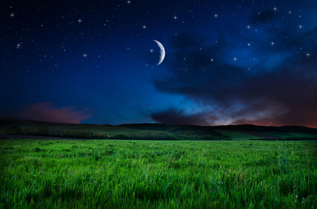夜晚的天空和场背景图片