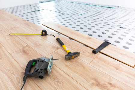 家中新木地板的安装
