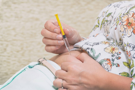 葡萄糖注射液妇女在家中做胰岛素或肝素注射液在她的腹部照片