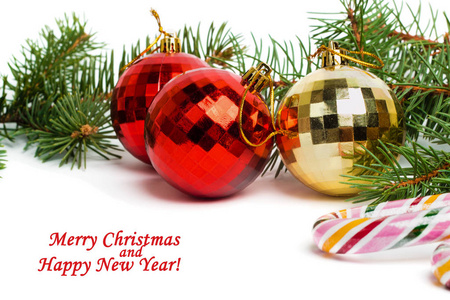 圣诞节和元旦节日装饰, 和金色的球, 冷杉树和糖果在白色背景下隔离。文本圣诞快乐新年快乐