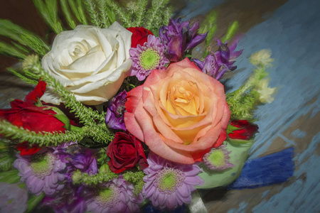 美丽的红色红玫瑰和紫菊花花束图片