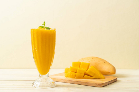 新鲜芒果冰沙健康食品和饮料概念