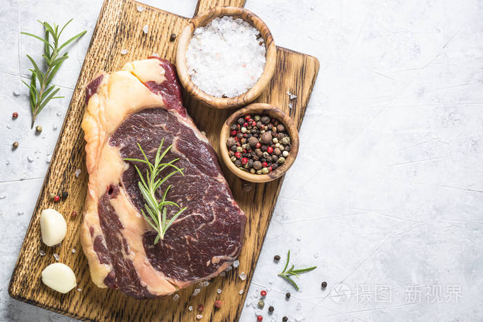 肋眼牛排配香草和香料顶部视图