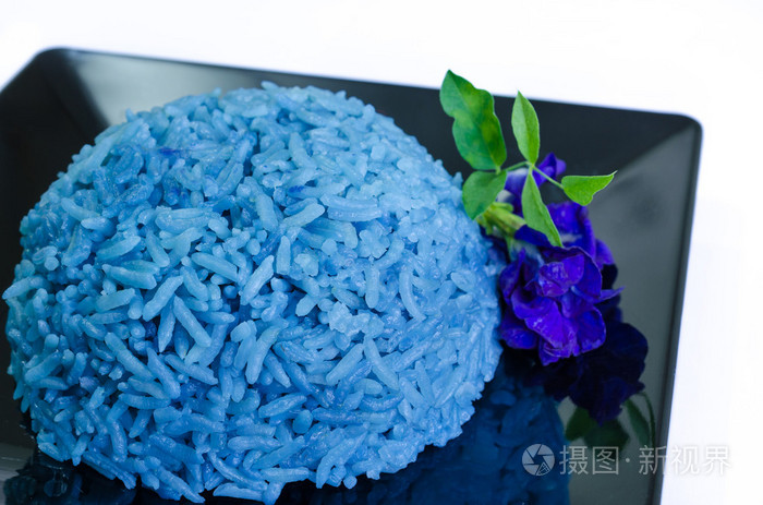蓝色的蝴蝶豌豆煮熟的米饭