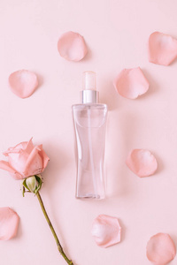 背景玫瑰花瓣香水瓶