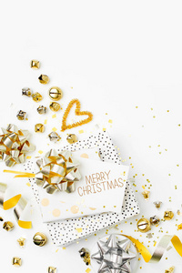 圣诞装饰和礼物在金色的白色背景与空的文本复制空间。节日和庆祝活动。平面布局, 顶部视图