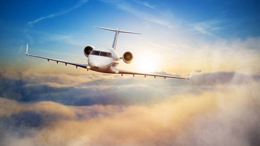 豪华私人喷气式飞机飞越云端。现代最快的交通方式, 象征奢华和商务旅行