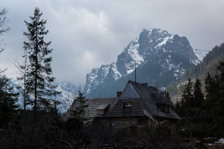 Morskie Oko 在 Tatrzanski 国家公园的小径上的木屋, Karpaty, 波兰