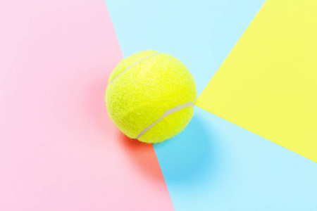 彩色背景网球球图片