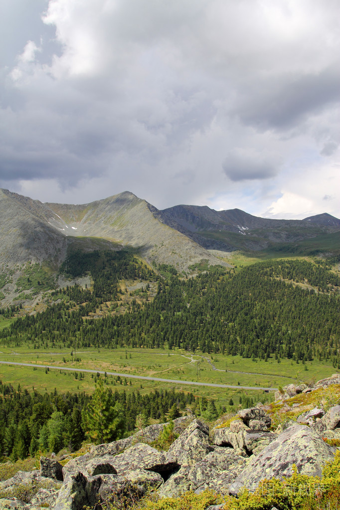 谷在西萨彦岭山脉