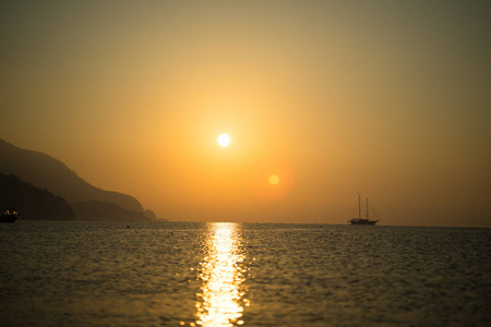 日出太阳在海和天空之上土耳其