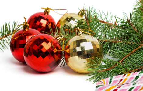 圣诞节和元旦节日装饰, 红色和金色的球, 冷杉树和糖果在白色背景下隔离。复制文本空间