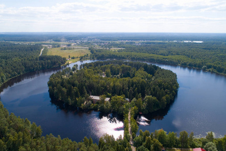 莫斯科地区的 Lukovoe 湖。空中摄影