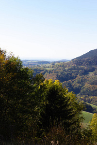 印度夏季风景山与五颜六色的树和森林在德国南部的农村