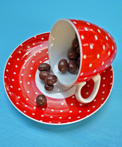 杯子从咖啡与巧克力糖果