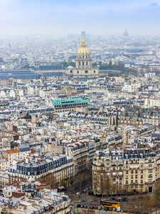 巴黎，法国，在 2011 年 3 月 27 日。从埃菲尔铁塔在雾清晨城市风景