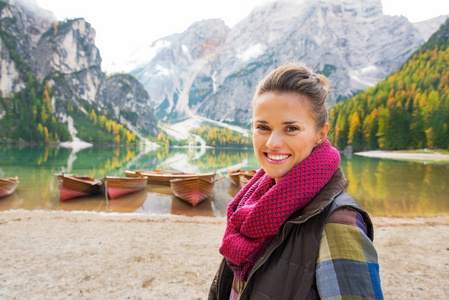 在南蒂罗尔，ita 湖 braies 快乐年轻女人的画像