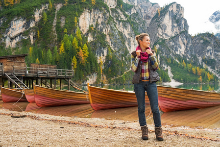 满长湖 braies 在南白丁屋的年轻女子的画像