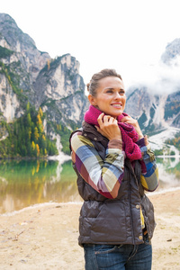 在南蒂罗尔，ita 湖 braies 快乐年轻女人的画像