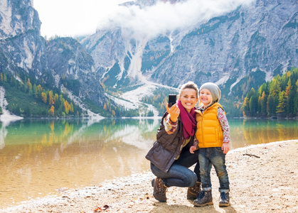 快乐妈妈和宝宝在湖 braies 在南自拍照