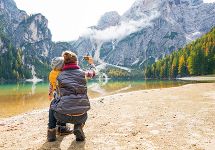 母亲和婴儿拍照上湖 braies 在南蒂罗尔