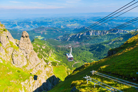 电缆车上的绳索, 去山 Kasprowy, 波兰。山谷美景