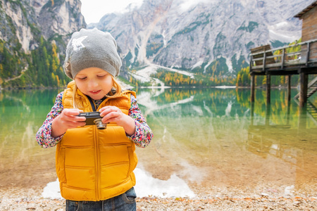 孩子检查照片在相机上湖 braies 在南蒂罗尔，我