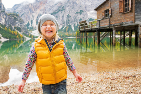 在南蒂罗尔，意大利湖 braies 微笑儿童的画像