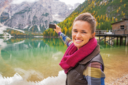 幸福的年轻女人照片以湖 braies 在南蒂罗尔，它