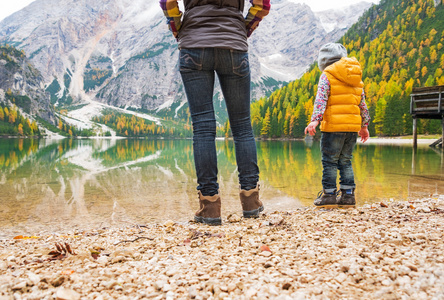 对母亲和婴儿走在湖 braies 在南蒂罗尔的特写