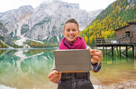 Tablet pc 上湖 braies 在幸福的年轻女人合影