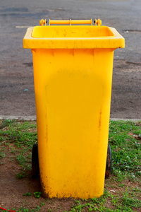 黄色垃圾桶