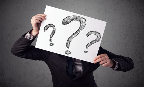 商人持有一份文件,他的前面的问号照片