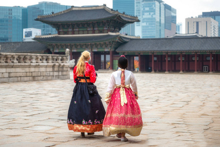 韩国卡夫或韩国的韩国女士穿着衣服, 走在韩国首尔市的一个古镇