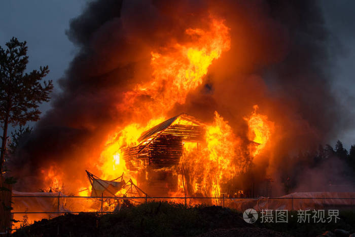 日志的结构.屋顶上方的烈火.森林和附近建筑物的危险情况.