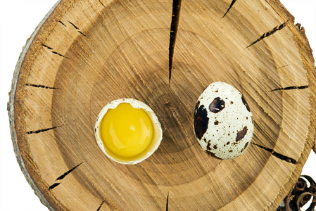 在木材背景的鹌鹑蛋。蛋黄鹌鹑蛋没有壳。选择性聚焦